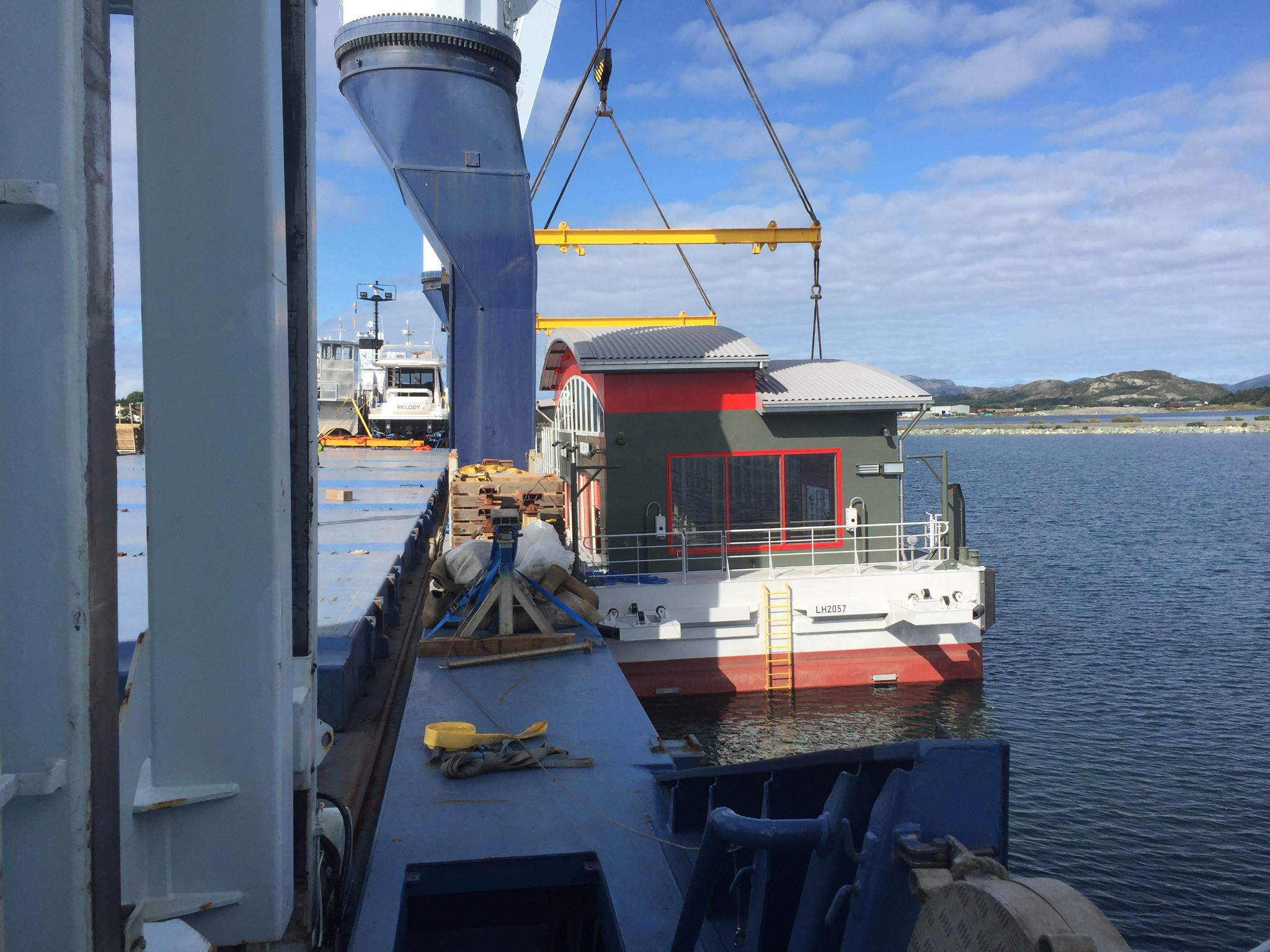 Flytende terminal ved et kranfartøy under håndtering på sjøen